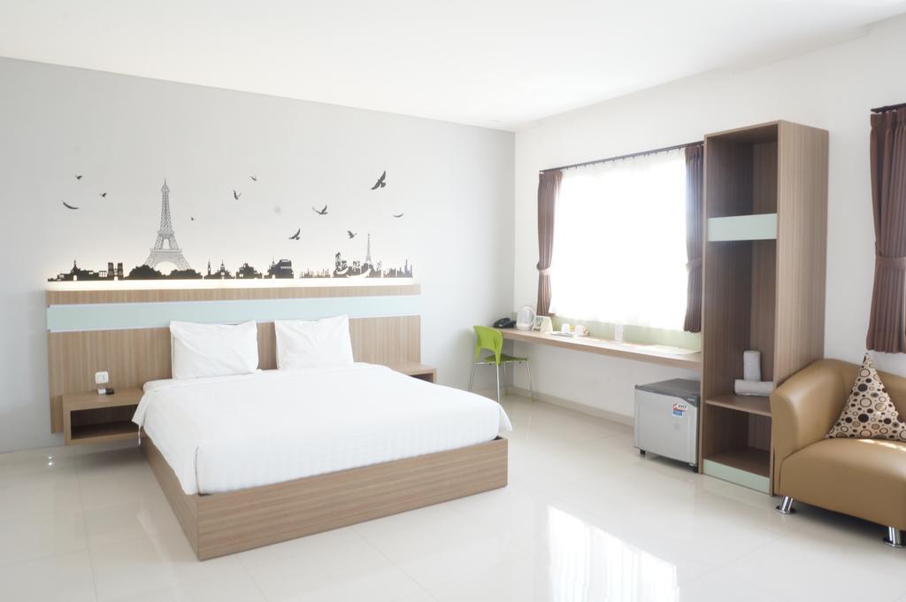 Rumah Cassa Guest House Surabaya Exterior foto